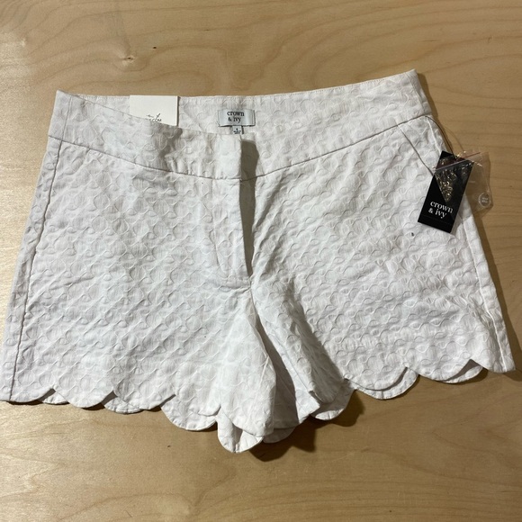 Crown & Ivy Women's White Scalloped Shorts Size 4 (MO) - Picture 3 of 7